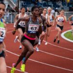 competition de sprint de femme après une test ADN