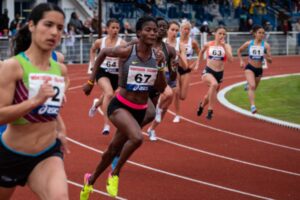 competition de sprint de femme après une test ADN