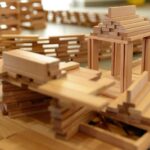 Construction en bois sur une table