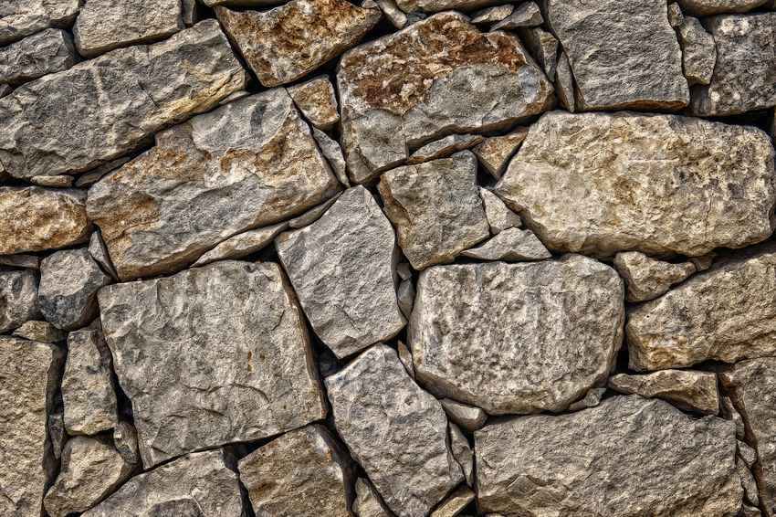 Mur construit avec des pierres irrégulières et variées, sans lien visible entre elles Mur construit avec des pierres irrégulières et variées, sans lien visible entre elles