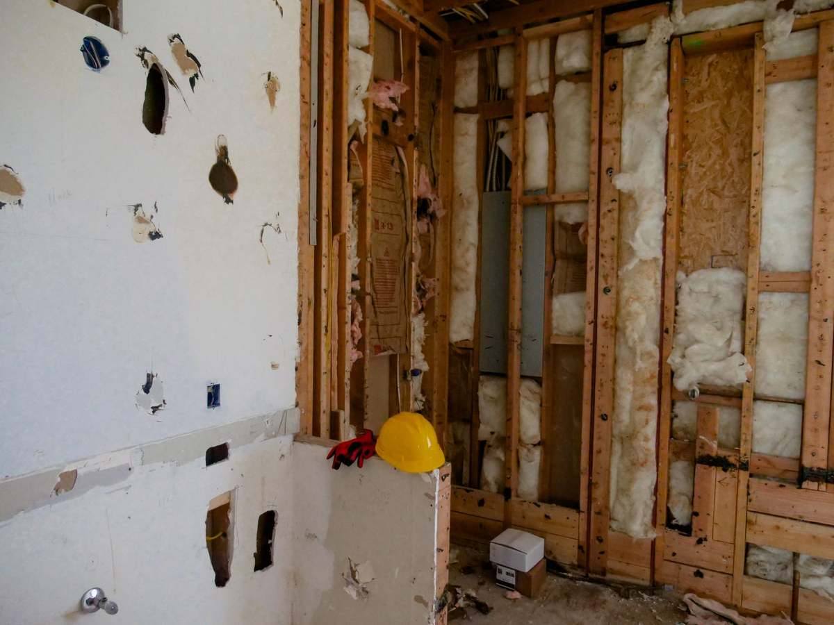 Pièce en travaux avec ossature bois isolation et casque jaune