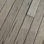 Planches de bois traitées formant un revêtement de sol extérieur