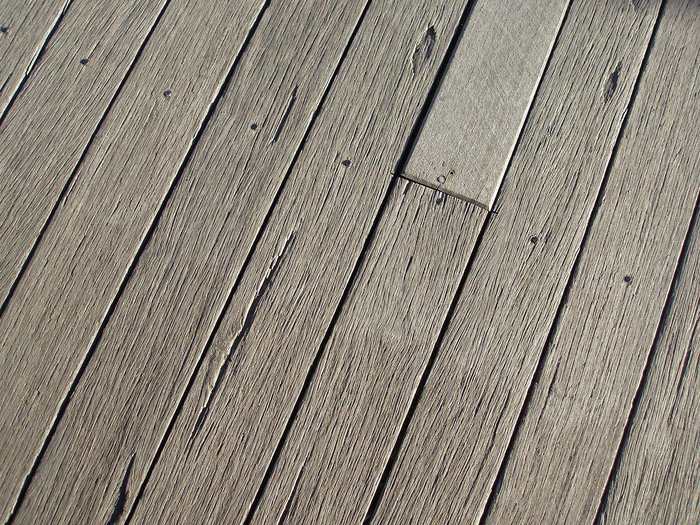 Planches de bois traitées formant un revêtement de sol extérieur